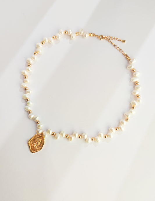 QUEEN'S CARD PEARL NECKLACE